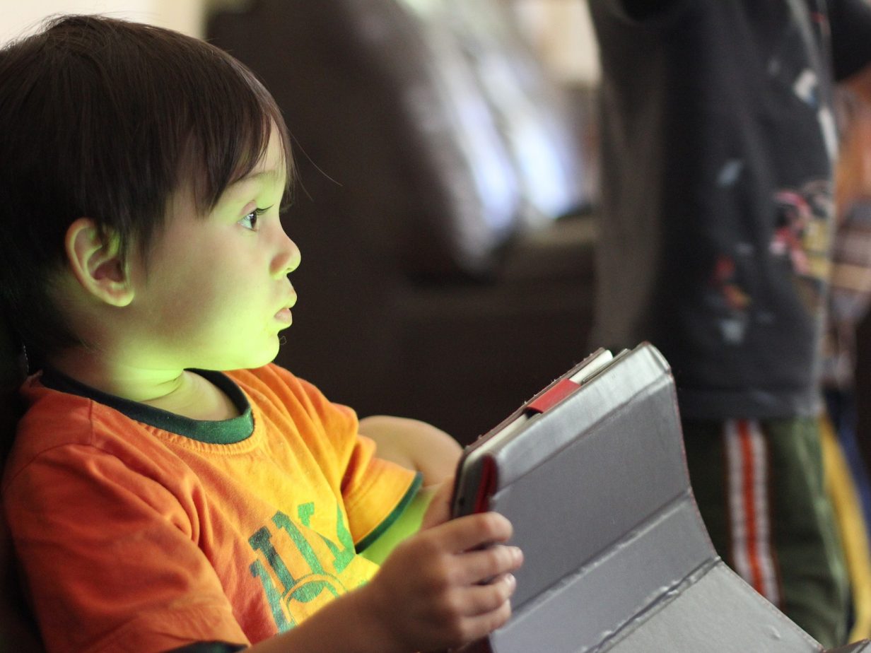 Artificial intelligence: education and impacts on children and young people